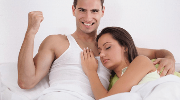 moteris lovoje su vyru, kuris padidino potenciją